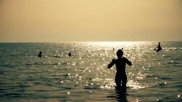 Silueta Modelo Moda Fuera Del Agua Mar Atardecer Amanecer — Vídeos de Stock