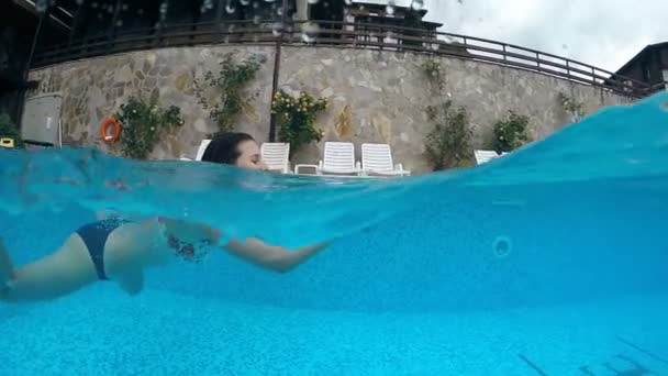 Gopro Cupola Vista Subacquea Felice Ragazza Sorridente Nuotare Piscina Lusso — Video Stock