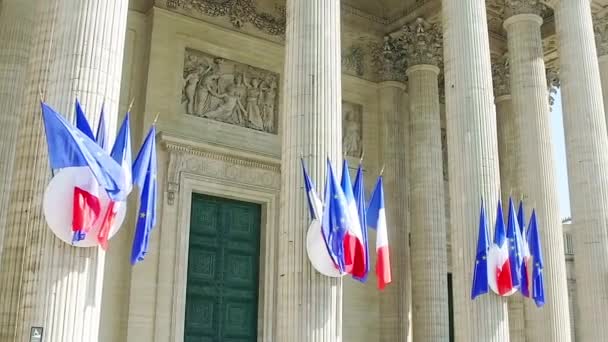 Fila Banderas Francesas Ondeando Sobre Columnas Del Panteón París — Vídeos de Stock