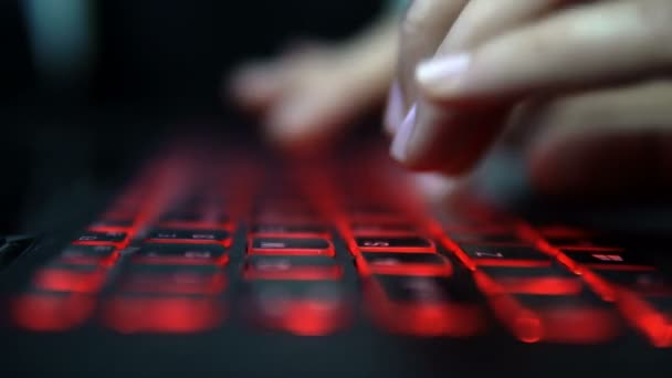 Fingers Taping Red Light Keyboard Notebook Computador Portátil Tecnologia Empreendedorismo — Vídeo de Stock