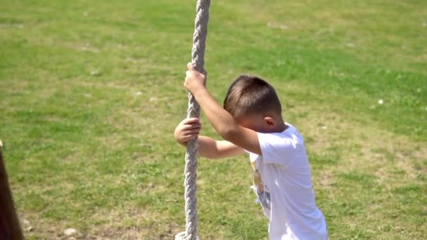 Movimento Lento Boy Climb Oscilação Corda Parque Infantil — Vídeo de Stock