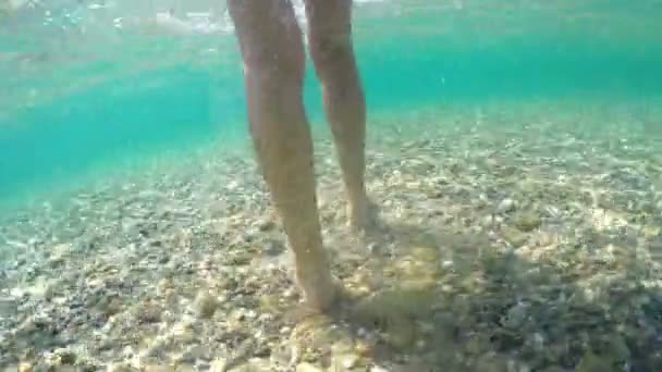Bajo Agua Siguientes Pies Femeninos Caminando Sobre Fondo Del Mar — Vídeo de stock