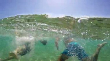 Aile Baba ve güneşte denizde yüzme Yarışması aşağıdaki gopro kubbe vurdu