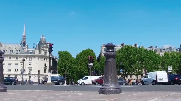 Amplio Tiro Con Tráfico París Día Soleado Primavera Moción Lenta — Vídeo de stock