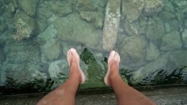 Homem Relaxa Junto Lago Sentado Borda Cais Balançar Pés Perto — Vídeo de Stock