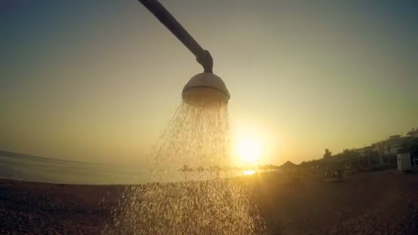 Strand Douche Water Rennen Bij Zonsondergang Zee — Stockvideo