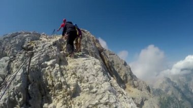 Sefer en yüksek dağ Slovenya - Triglav, 2864 m, üstüne yaz sonu tırmanma üzerinden Miğferde dağcı pov--dan fotoğraf makinesi monte