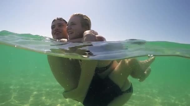 陽気なカップルでロマンチックな抱擁し 海で泳いで Gopro ドーム半水中ビュー スローモーション — ストック動画