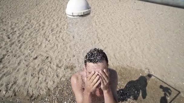 Giovane Uomo Che Lava Capelli Sotto Doccia Sulla Spiaggia Slow — Video Stock