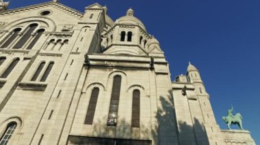 Montmartre, Paris, Fransa 'daki Sacre-Coeur Bazilikası' nın dış cephesi, sinematik Steadicam Manzarası