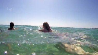 İki deniz turkuaz suda yüzen kızlar, gopro kubbe yarım sualtı görünümü takip