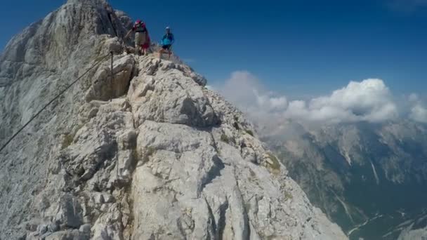 Pontos Montanhistas Câmera Montada Capacete Expedição Escalada Topo Montanha Mais — Vídeo de Stock