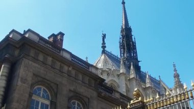 Güneşli yaz gününde Fransa 'nın Paris kentindeki Palais de Justice ve Sainte-Chapelle kilisesinin ön girişi mimari arka plan.