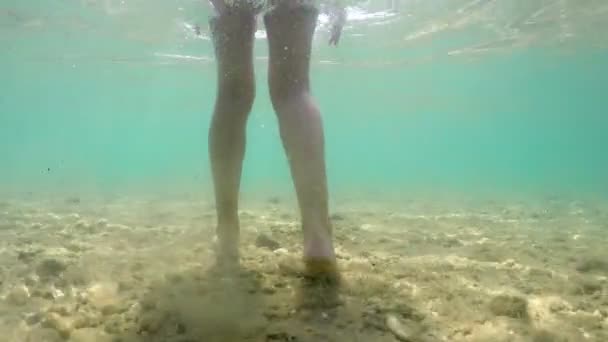Onderwater Volgende Bestemmingspunt Van Vrouwelijke Voeten Lopen Ruwe Zee Vloer — Stockvideo
