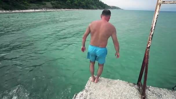 Sturzflug Eines Sportlers Meerwasser — Stockvideo