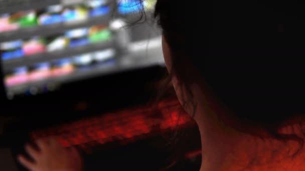 Hacker Kız Kadın Kullanarak Dizüstü Bilgisayar Dokunmatik Ekran Karanlık Odada — Stok video