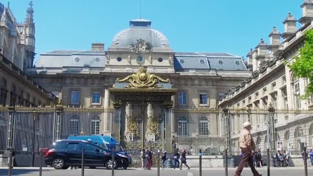 Touris Tráfego Frente Palais Justice Paris França Slow Motion — Vídeo de Stock