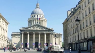 Pantheon Paris trafiği üzerinden Boulevard Saint-Michel, neo-klasik, Roma'da Pantheon üzerinde modellenmiş bir cephe ile erken örneği olan Fransız bayrak sallayarak, ağır çekim