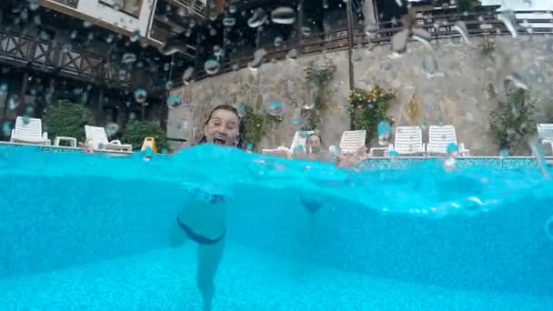 Dos Chicas Adolescentes Que Divierten Sonriendo Haciendo Mueca Piscina Lujo — Vídeos de Stock