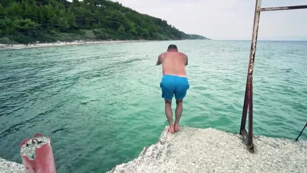 Attraktiver Mann Springt Ins Wasser Zeitlupe — Stockvideo