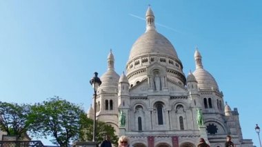 Sacre Coeur dış mimarisi, güneşli bir gün. steadicam sinematik görünümü