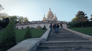 Paris, Sacre-coeur bazilika Montmartre'de güneşli bir öğleden sonra. Steadicam sinema çekim