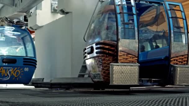 小屋滑雪缆车贡多拉抵达班德里萨滑雪坡站 — 图库视频影像