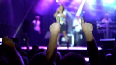 Kalabalık müzik konserinde sahnenin önünde ellerini kaldırsın. Halka açık konser, bilet olayı yok.