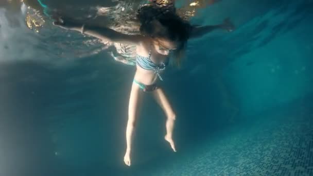 Meisje Met Googles Liggend Donkere Zwembad Wateroppervlakte — Stockvideo