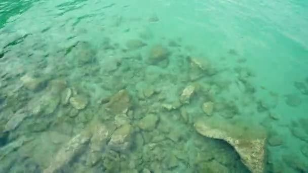Türkis Flache Wasseroberfläche Und Steine Auf Dem Meeresboden — Stockvideo