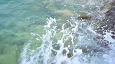 Deniz dalgaları sıçrama pier Beton merdiven ve kayalar üzerinde