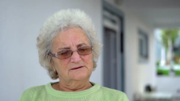 Portrait Elderly White Sad Woman Sitting Thinking Outdoors — Stock Video