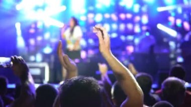 İnsanlar açık hava konserinde eller ile eğlendiriyor. Kamu konser, Bilet yok olay