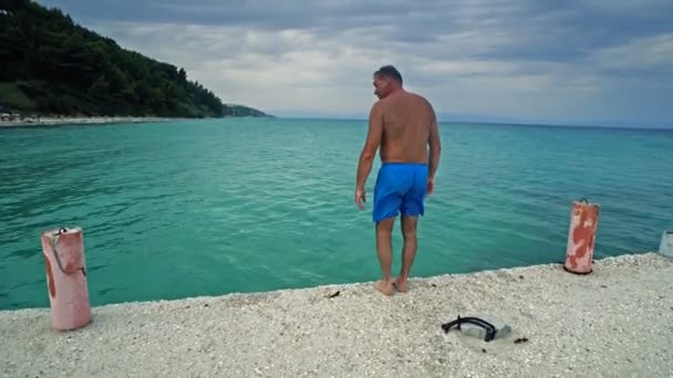 Hombre Atractivo Saltando Agua Moción Lenta — Vídeos de Stock