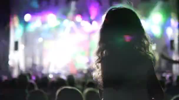 Mädchensilhouette Auf Schultern Die Beim Konzert Tanzt Öffentliches Konzert Kein — Stockvideo