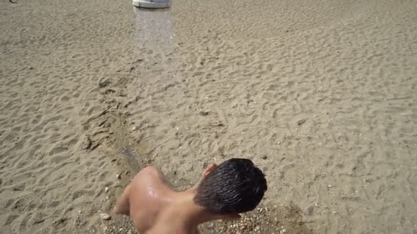 Close Van Een Jonge Man Douchen Strand — Stockvideo