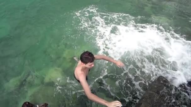 Bonito Adolescente Saindo Mar Cais Escadas Concreto Depois Nadar Slow — Vídeo de Stock