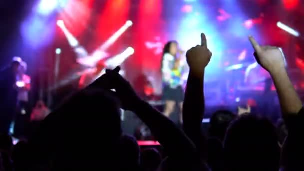 Konserin Siluetleri Parlak Sahne Işıkları Önünde Kalabalık Kamu Konser Bilet — Stok video