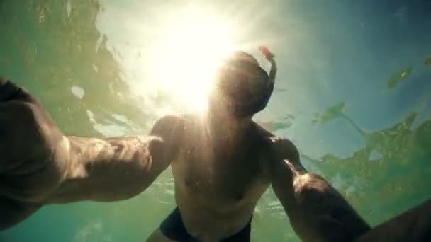 Selfie Porträtt Divere Man Med Snorkel Mask Bakgrundsbelyst Sommarsol Och — Stockvideo
