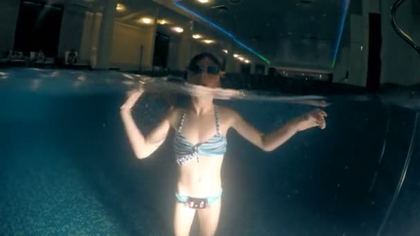 Küçük Kız Sualtı Eğleniyor Oynayan Koyu Lüks Havuza Dönüm — Stok video