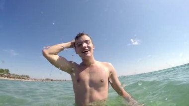 Deli Funny Teen yapma yüz buruşturma Faces, alarak dilini ve kameraya gülümseyen, gopro kubbe yarım sualtı görüş, ağır çekim