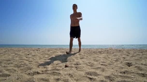 Guapo Atleta Masculino Caminar Fuera Del Agua Playa Mar Disparo — Vídeos de Stock