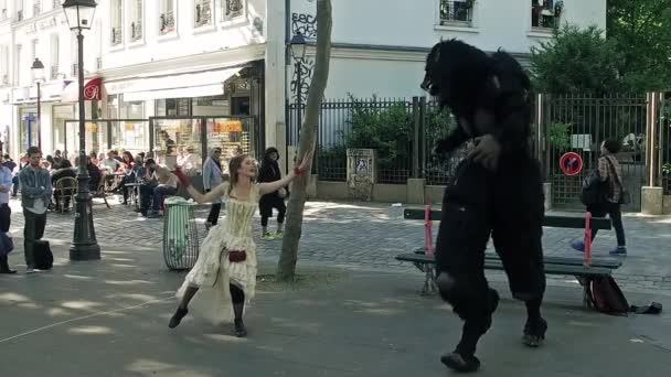 Young Girl Street Performer Monmartre Hill Play Beauty Beast Performance — Stock Video