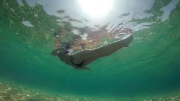 Sexy Hembra Bikini Relajante Tumbada Superficie Del Agua Mar Retroiluminada — Vídeo de stock