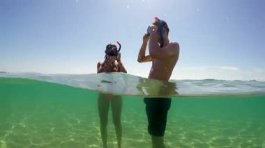 Güzel genç çift, eğlenmek şnorkel denizde gopro kubbe vurdu