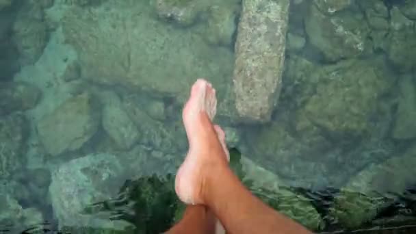 Mężczyzna Relaksuje Się Nad Jeziorem Siedzi Brzegu Molo Huśtawka Stóp — Wideo stockowe