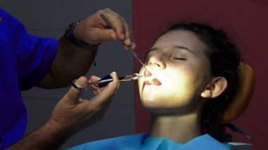 Diş hekimi uygulamak oral cerrahi operasyon öncesi anestezik enjeksiyon