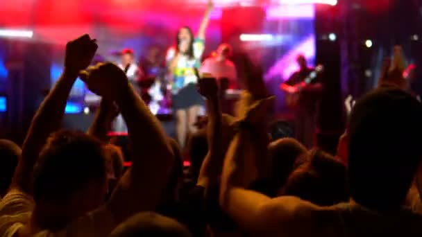 Fans Verhogen Hun Handen Tijdens Een Concert Openbaar Concert Geen — Stockvideo