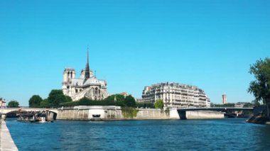 Sunny Day Tekneler ile Notre Dame Katedrali Ve Seine Nehri