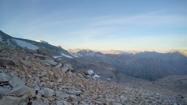 Uitzicht Rotsachtige Steen Bergketen Pannen Bij Zonsondergang Franse Alpen Tijdens — Stockvideo